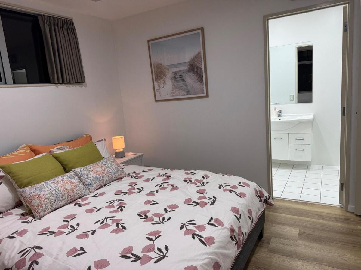 Penthouse Delight 3 Bd 2 Bth Free Carpark, Pool & Tennis Court Apartment *