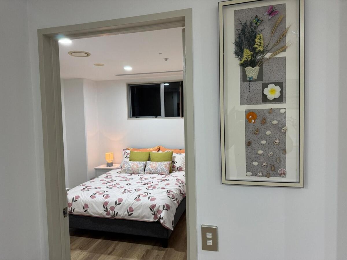 Penthouse Delight 3 Bd 2 Bth Free Carpark, Pool & Tennis Court Apartment *