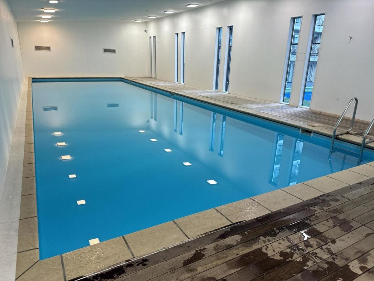 Penthouse Delight 3 Bd 2 Bth Free Carpark, Pool & Tennis Court Apartment *