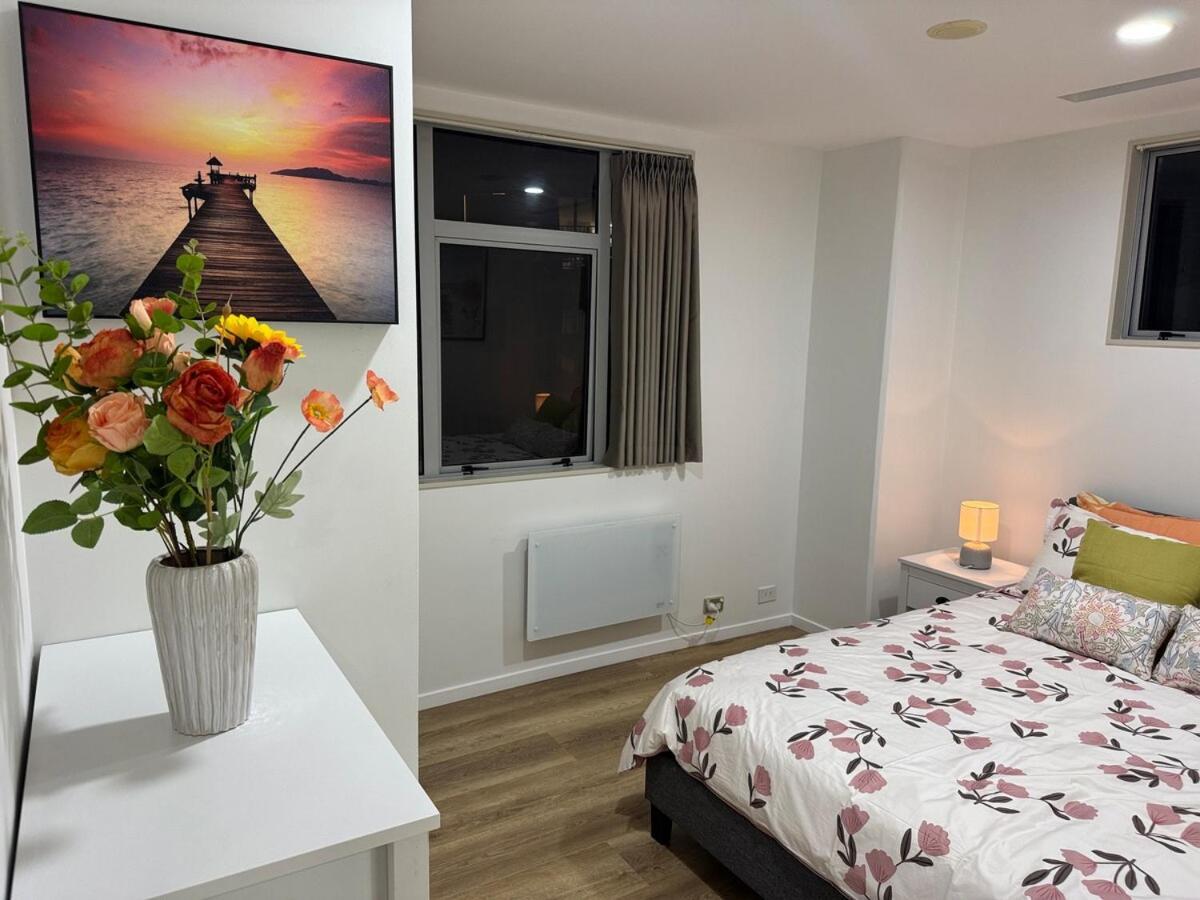 Penthouse Delight 3 Bd 2 Bth Free Carpark, Pool & Tennis Court Apartment *